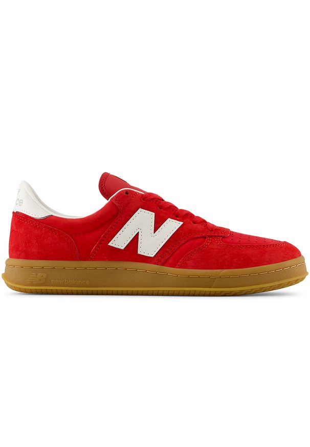 Buty unisex New Balance CT500FB – czerwone. Kolor: czerwony. Materiał: zamsz, guma, nubuk. Szerokość cholewki: normalna. Sport: tenis
