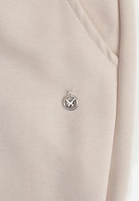 Renee - Beżowe Sportowe Spodnie Typu Jogger High Waist ze Ściągaczem w Talii Isirona. Okazja: na co dzień. Stan: podwyższony. Kolor: beżowy. Długość: krótkie. Styl: sportowy #4