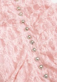 Renee - Różowa Sukienka Halter z Koronki Zdobiona Metalicznymi Guziczkami Corrarea. Typ kołnierza: dekolt halter. Kolor: różowy. Materiał: koronka. Wzór: aplikacja, koronka #2