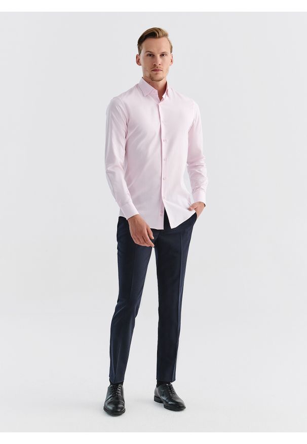 Pako Lorente - PAKO LORENTE – Gładka elegancka koszula męska w kolorze różowym. Typ kołnierza: kołnierzyk klasyczny. Kolor: różowy. Materiał: bawełna. Długość rękawa: długi rękaw. Długość: długie. Wzór: gładki. Styl: elegancki