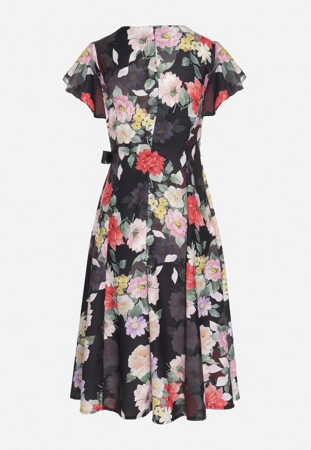 Born2be - Czarna Kwiatowa Sukienka z Kopertowym Dekoltem Atorina. Okazja: do pracy, na co dzień, na spotkanie biznesowe. Typ kołnierza: dekolt kopertowy. Kolor: czarny. Wzór: kwiaty. Typ sukienki: kopertowe. Styl: biznesowy, casual