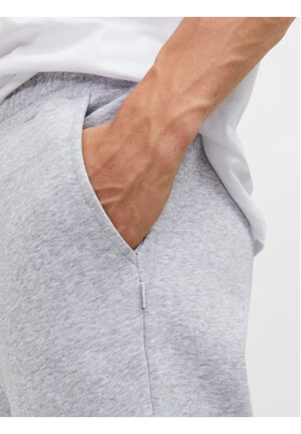 Jack & Jones - Jack&Jones Spodnie dresowe Gordon 12249274 Szary Regular Fit. Kolor: szary. Materiał: bawełna, syntetyk