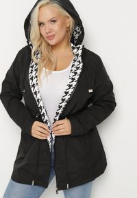 Born2be - Czarna Kurtka Wiatrówka o Kroju Parki z Odpinanym Kapturem Nalinora. Okazja: na co dzień. Kolekcja: plus size. Kolor: czarny. Materiał: dzianina, jeans. Długość rękawa: długi rękaw. Długość: długie. Wzór: aplikacja. Styl: klasyczny, casual, elegancki #2