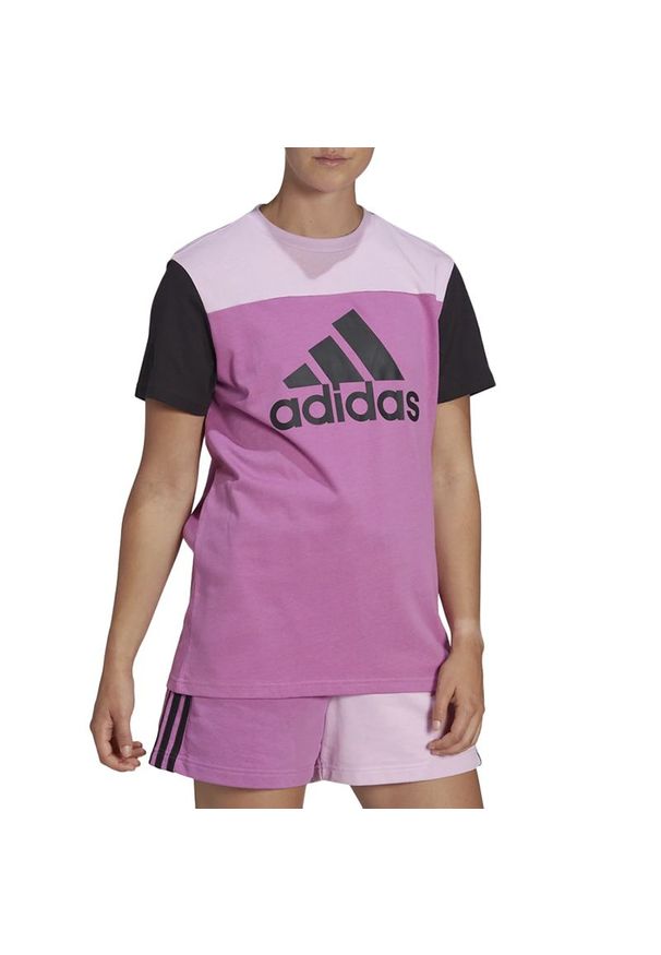 Adidas - Koszulka adidas Essentials Colorblock Logo HJ9470 - różowo-czarna. Kolor: różowy, wielokolorowy, czarny. Materiał: bawełna. Długość rękawa: krótki rękaw. Długość: krótkie. Wzór: aplikacja