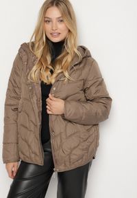 Born2be - Brązowa Pikowana Kurtka Przejściowa o Klasycznym Kroju z Kapturem Tavitte. Okazja: na spacer, na co dzień. Typ kołnierza: kaptur. Kolekcja: plus size. Kolor: brązowy. Materiał: poliester, jeans. Wzór: aplikacja. Styl: klasyczny #1