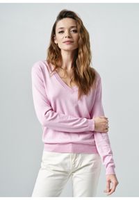 Ochnik - Różowy sweter z dekoltem V-neck. Typ kołnierza: dekolt w kształcie V. Kolor: różowy. Materiał: wiskoza. Długość: długie. Wzór: gładki