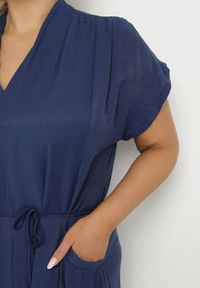 Born2be - Granatowa Wiskozowa Sukienka Pudełkowa z Cienkim Paskiem i Kieszeniami Lumivorae. Okazja: na co dzień. Kolekcja: plus size. Kolor: niebieski. Materiał: wiskoza. Typ sukienki: proste, dla puszystych. Styl: elegancki, casual #3