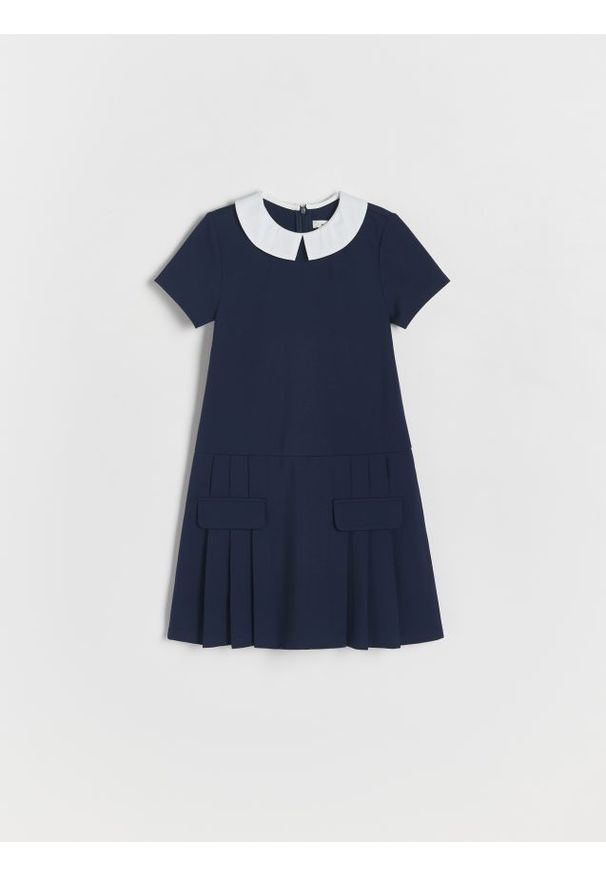 Reserved - Sukienka z plisowanym dołem - granatowy. Kolor: niebieski. Materiał: wiskoza, tkanina