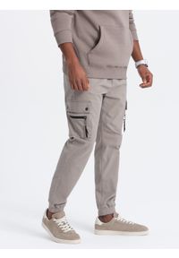 Ombre Clothing - Męskie spodnie JOGGERY z zapinanymi kieszeniami cargo - ciemnobeżowe V2 OM-PAJO-0125 - XXL. Okazja: na co dzień. Kolor: beżowy. Materiał: bawełna, elastan. Wzór: aplikacja. Styl: casual #5