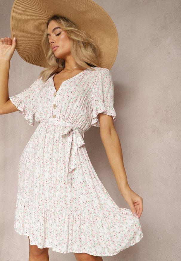 Renee - Biało-Różowa Rozkloszowana Sukienka Wiskozowa Mini w Kwiatowy Print z Falbanką Taelle. Kolor: biały. Materiał: wiskoza. Wzór: kwiaty, nadruk. Długość: mini