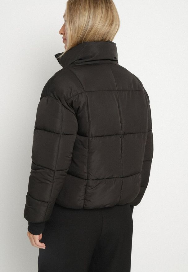 Born2be - Czarna Pikowana Kurtka Puffer o Prostym Kroju ze Ściągaczami przy Rękawach Suzzana. Okazja: na co dzień, na spacer. Kolor: czarny. Materiał: jeans, poliester. Styl: casual, elegancki