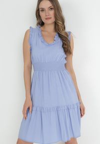 Born2be - Niebieska Sukienka z Falbankami i Marszczoną Gumką w Pasie z Wiskozy Falirina. Typ kołnierza: kołnierz z falbankami. Kolor: niebieski. Materiał: wiskoza. Wzór: aplikacja #1