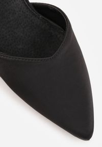 Renee - Czarne Satynowe Czółenka Vices z Cyrkoniami i Wkładką ze Skóry Naturalnej Resiyana. Okazja: na wesele, do pracy, na ślub cywilny. Zapięcie: sprzączka. Kolor: czarny. Materiał: skóra, satyna. Wzór: aplikacja #4