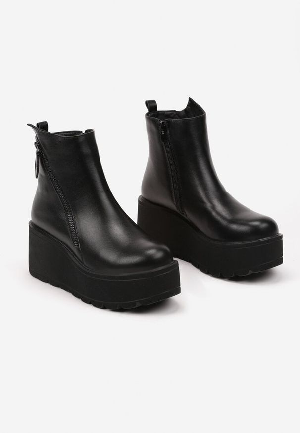 Born2be - Czarne Botki ze Skóry Ekologicznej na Koturnie z Platformą Ozdobione Suwakiem Irivara. Okazja: na co dzień. Kolor: czarny. Materiał: skóra ekologiczna, jeans, skóra. Wzór: aplikacja. Obcas: na koturnie. Styl: casual, elegancki