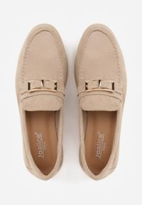 Born2be - Ciemnobeżowe Mokasyny z Prostokątną Metaliczną Ozdobą Aeleorane. Nosek buta: okrągły. Zapięcie: klamry. Kolor: beżowy. Materiał: zamsz, skóra. Wzór: aplikacja. Obcas: na obcasie. Styl: klasyczny. Wysokość obcasa: niski #7