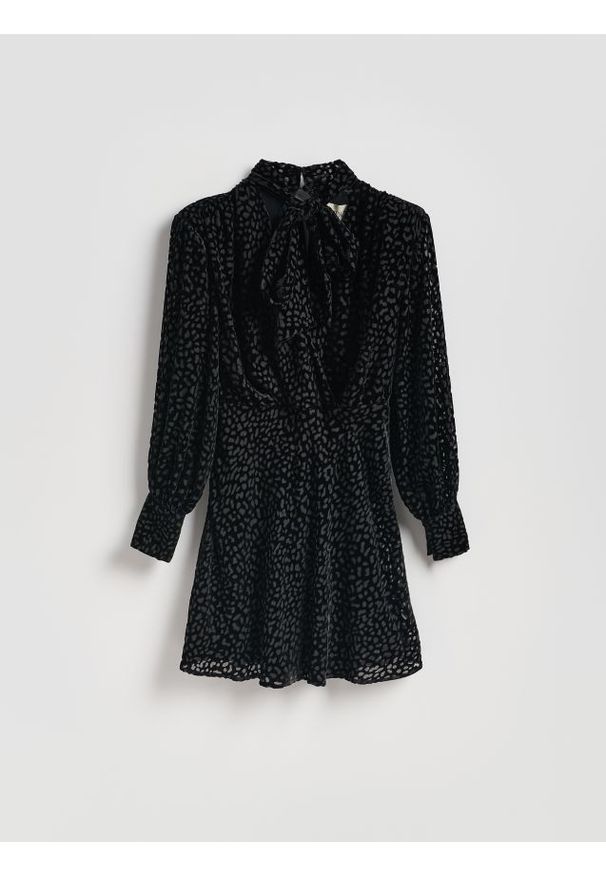 Reserved - Sukienka z ozdobną szarfą - czarny. Kolor: czarny. Materiał: tkanina, wiskoza. Styl: klasyczny