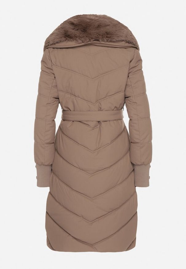 Born2be - Ciemnobeżowa Elegancka Kurtka z Pikowanymi Przeszyciami i Futrzanym Kołnierzem Gallea. Okazja: na co dzień, na spacer. Kolor: beżowy. Materiał: futro. Sezon: zima. Styl: elegancki