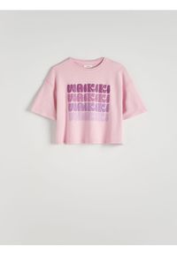 Reserved - T-shirt boxy z nadrukiem - pastelowy róż. Kolor: różowy. Materiał: bawełna, dzianina. Wzór: nadruk