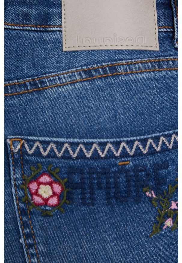 Desigual jeansy damskie high waist. Stan: podwyższony. Kolor: niebieski. Wzór: haft