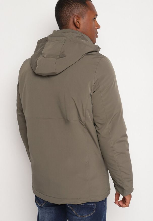 Born2be - Ciemnozielona Kurtka z Odpinanym Kapturem i Wsuwanymi Kieszeniami Inamara. Okazja: na co dzień. Kolor: zielony. Długość rękawa: długi rękaw. Długość: długie. Styl: casual, elegancki