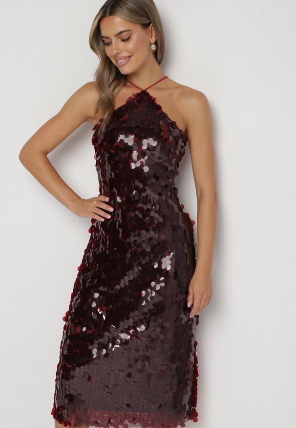 Born2be - Bordowa Asymetryczna Sukienka Bogato Zdobiona Cekinami z Wiązaniem na Plecach Lericie. Kolor: czerwony. Wzór: aplikacja. Typ sukienki: asymetryczne
