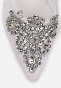 Renee - Białe Koronkowe Czółenka VICES na Szpilce z Odkrytą Piętą i Cyrkoniami Idaphei. Okazja: na imprezę. Nosek buta: szpiczasty. Zapięcie: pasek. Kolor: biały. Wzór: aplikacja. Materiał: koronka. Sezon: lato. Obcas: na szpilce. Styl: glamour, elegancki. Wysokość obcasa: średni #9