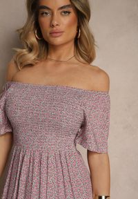 Renee - Różowa Bawełniana Sukienka Hiszpanka o Rozkloszowanym Kroju w Kwiaty Sadique. Okazja: na co dzień. Typ kołnierza: dekolt hiszpanka. Kolor: różowy. Materiał: bawełna. Wzór: kwiaty. Sezon: lato. Styl: elegancki, casual #3