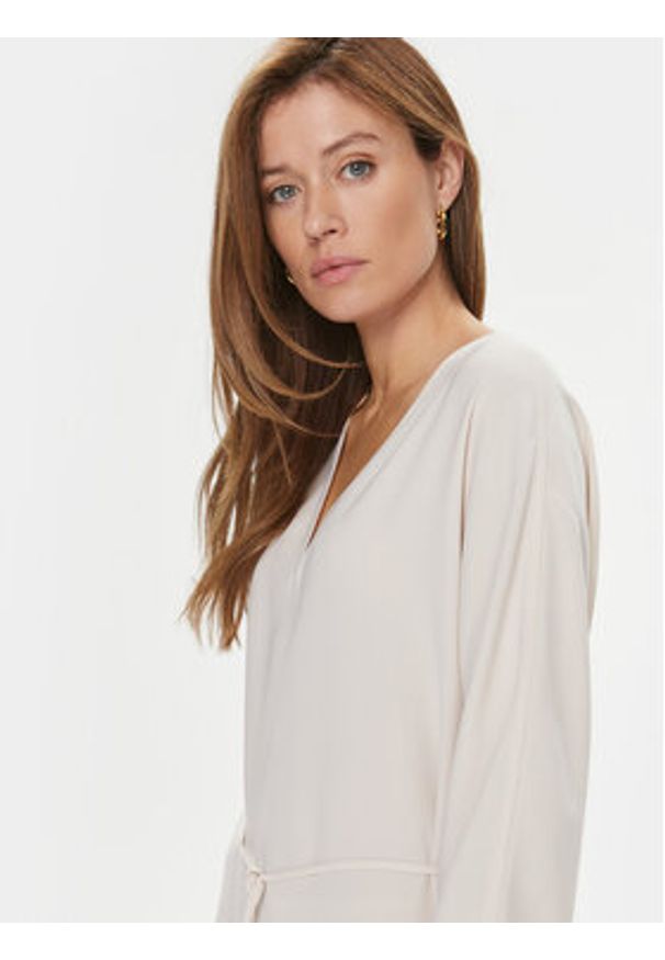 Calvin Klein Sukienka codzienna K20K206148 Écru Regular Fit. Okazja: na co dzień. Materiał: syntetyk. Typ sukienki: proste. Styl: casual