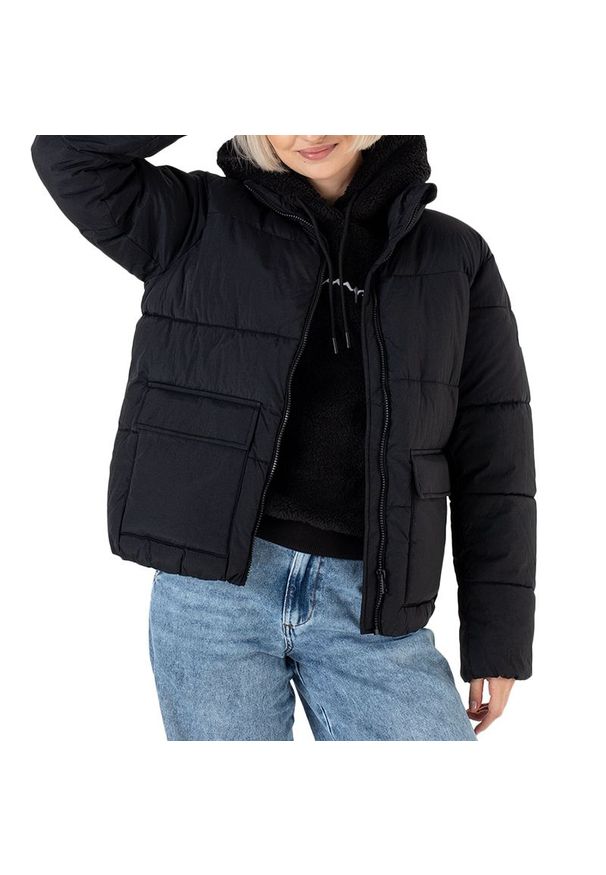 Kurtka Champion Polyfilled 116873-KK001 - czarna. Kolor: czarny. Materiał: poliester, syntetyk, materiał. Wzór: aplikacja. Sezon: zima. Styl: klasyczny