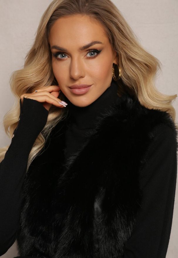 Renee - Czarna Puchata Kamizelka z Futerka Ozdobiona Imitacją Skóry Tekllesa. Kolor: czarny. Materiał: futro, skóra. Wzór: aplikacja