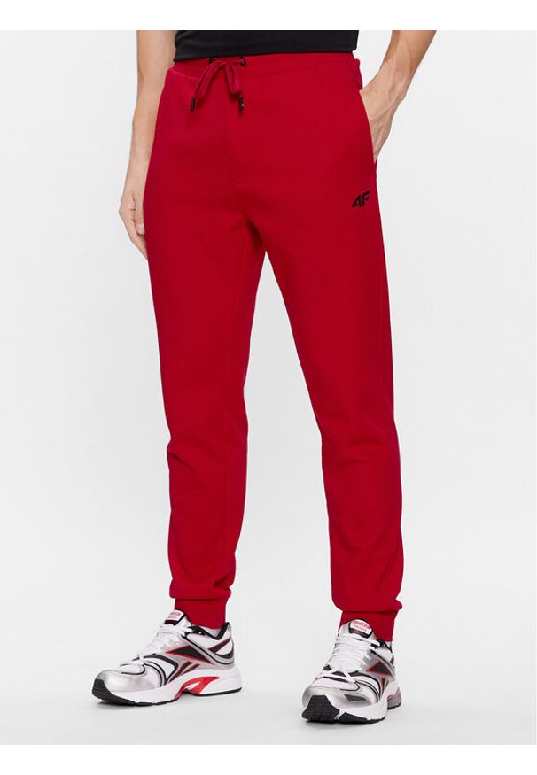 4f - 4F Spodnie dresowe 4FAW23TTROM452 Czerwony Regular Fit. Kolor: czerwony. Materiał: bawełna