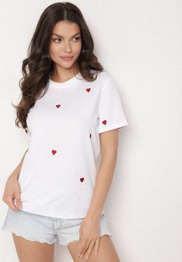 Born2be - Biało-Czerwony T-shirt z Bawełny w Serca Kolavelle. Okazja: na co dzień, na spacer. Kolor: biały. Materiał: bawełna. Styl: klasyczny, casual
