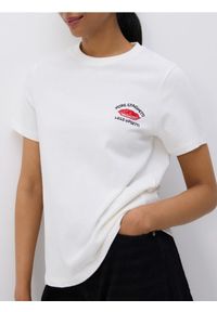 Reserved - T-shirt z nadrukiem i haftem - złamana biel. Materiał: bawełna, dzianina. Wzór: nadruk, haft #1