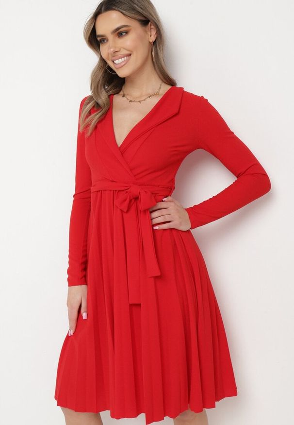 Born2be - Czerwona Midi Sukienka z Plisowanym Dołem i Kopertowym Dekoltem z Materiałowym Paskiem Obebba. Kolor: czerwony. Materiał: materiał. Typ sukienki: kopertowe. Styl: elegancki. Długość: midi