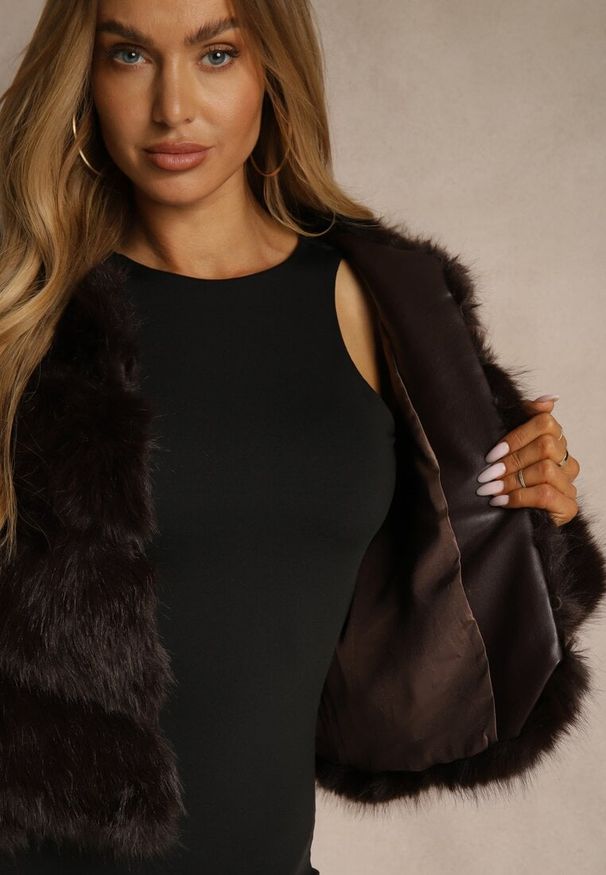 Renee - Brązowa Futrzana Kurtka o Krótkim Kroju Zapinana na Haftki Alorith. Okazja: na co dzień. Kolor: brązowy. Materiał: futro. Długość: krótkie. Styl: casual, elegancki