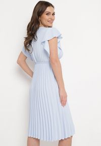 Born2be - Jasnoniebieska Sukienka Rozkloszowana Midi z Plisowanym Dołem Sabara. Okazja: na co dzień. Kolor: niebieski. Materiał: skóra. Styl: casual. Długość: midi #5