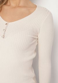 Born2be - Jasnobeżowy Prążkowany Sweter z Dekoltem w Serek z Biżuteryjnymi Aplikacjami Ralinasa. Okazja: na co dzień. Typ kołnierza: dekolt w serek. Kolor: beżowy. Materiał: prążkowany. Wzór: aplikacja. Styl: casual #4