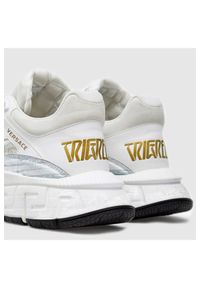 VERSACE Białe sneakersy damskie Trigreca. Kolor: biały. Materiał: materiał #3