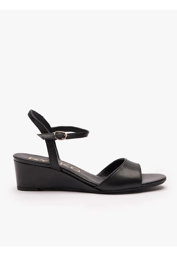 Ryłko - Czarne sandały na koturnie. Nosek buta: okrągły. Zapięcie: sprzączka. Kolor: czarny. Materiał: skóra. Sezon: lato. Obcas: na koturnie. Styl: street, elegancki