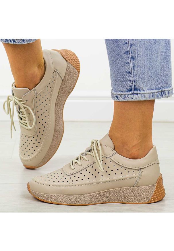 Beżowe ażurowe skórzane półbuty damskie Sergio Leone sp013. Okazja: na co dzień, na spotkanie biznesowe, do pracy. Kolor: beżowy. Materiał: skóra. Szerokość cholewki: normalna. Wzór: ażurowy. Sezon: wiosna, jesień, lato. Styl: casual, biznesowy, elegancki, klasyczny