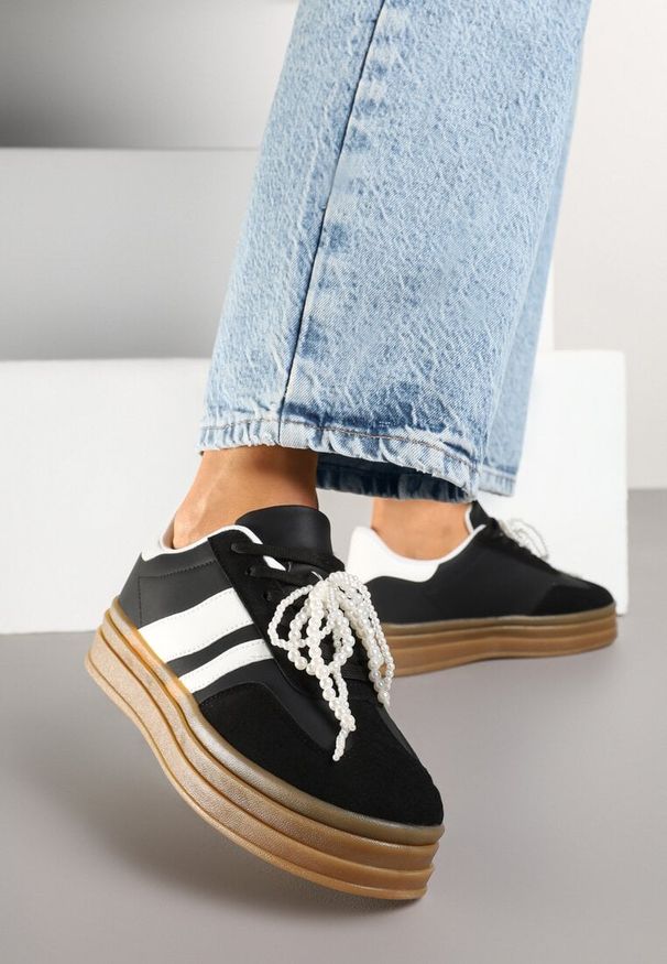 Renee - Czarne Sneakersy na Grubej Podeszwie z Ozdobnymi Odpinanymi Perłami Ajovia. Okazja: na co dzień. Kolor: czarny. Materiał: jeans