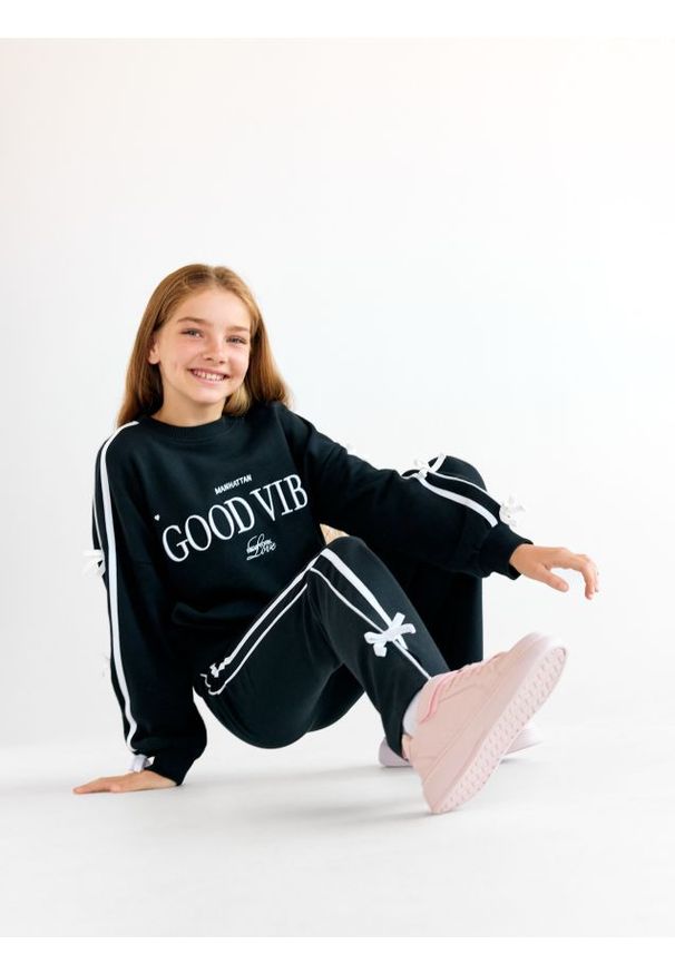 Reserved - Spodnie flare z lampasem - czarny. Kolor: czarny. Materiał: dzianina, bawełna