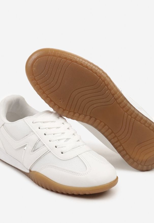 Born2be - Białe Sneakersy Tenisówki z Ozdobną Boczną Naszywką Ranilsa. Okazja: na co dzień. Kolor: biały. Materiał: jeans. Wzór: aplikacja. Obcas: na płaskiej podeszwie