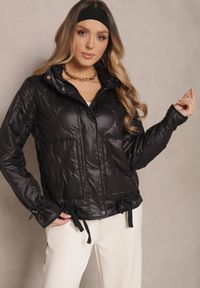 Renee - Czarna Pikowana Kurtka z Kieszeniami i Odpinanym Kapturem Eranela. Okazja: na co dzień. Kolor: czarny. Materiał: jeans. Styl: casual, elegancki