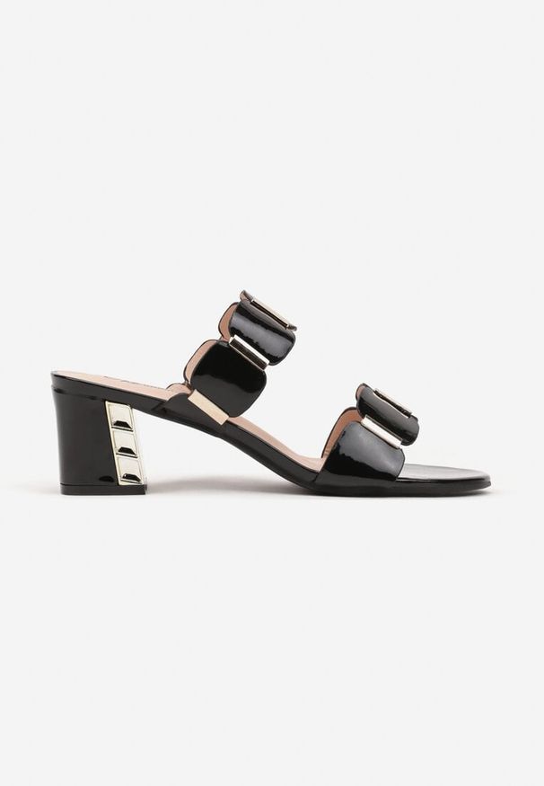 Born2be - Czarne Klapki na Słupku z Metaliczną Wstawką z Szerokimi Paskami Morilira. Okazja: na co dzień. Nosek buta: otwarty. Kolor: czarny. Materiał: jeans. Wzór: paski. Sezon: lato. Obcas: na słupku. Styl: casual, elegancki