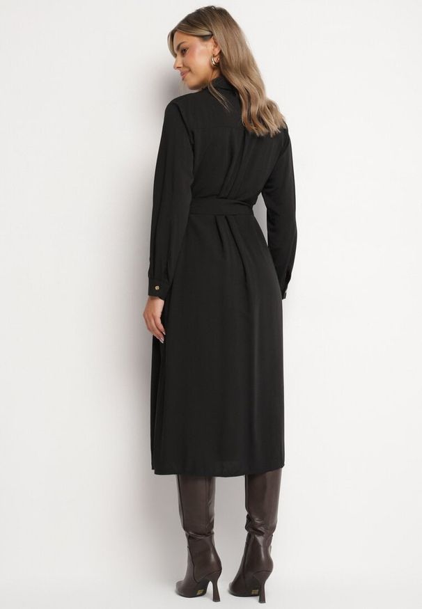 Born2be - Czarna Koszulowa Sukienka Rozkloszowana Ozdobiona Kieszeniami z Klapami i Paskiem Rinnella. Kolor: czarny. Wzór: aplikacja. Typ sukienki: koszulowe. Styl: klasyczny