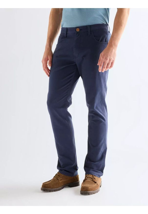 Wrangler - MĘSKIE SPODNIE WRANGLER GREENSBORO NAVY 112378468