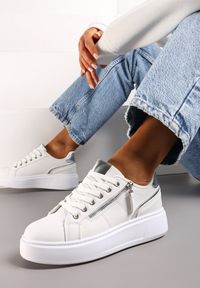 Born2be - Białe Sneakersy na Platformie Ozdobione Suwakami Halimedia. Nosek buta: okrągły. Zapięcie: sznurówki. Kolor: biały. Materiał: materiał. Wzór: aplikacja. Obcas: na platformie. Wysokość obcasa: niski #5
