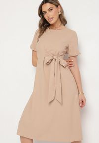 Born2be - Beżowa Sukienka Vices o Rozkloszowanym Kroju z Ozdobnym Wiązaniem Ellis. Okazja: na co dzień, na imprezę. Kolor: beżowy. Materiał: skóra, jeans. Długość rękawa: krótki rękaw. Styl: klasyczny, casual #5