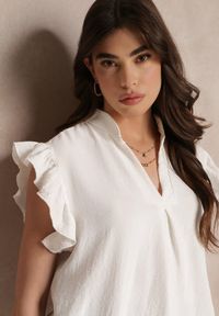 Renee - Biała Bluzka z Falbankami przy Ramionach i Głębokim Dekoltem Eleonor. Typ kołnierza: kołnierz z falbankami. Kolor: biały #4